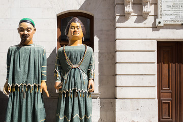 Naklejka premium Cabezudos chinos