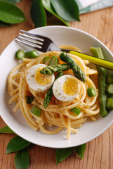 maccheroni con uovo e asparagi