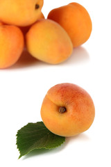 Fototapeta na wymiar Apricots isolated on white