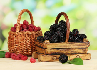 Fototapeta na wymiar Ripe raspberries and blackberries in basket