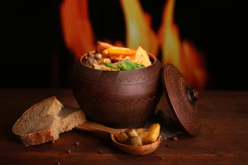Keuken spatwand met foto Homemade beef stir fry with vegetables in pots © Africa Studio