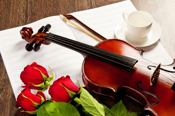 Fototapeta premium Red roses and a violin