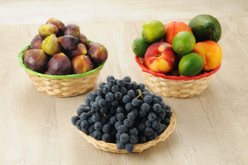 Frutta assortita nei cestini