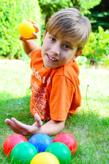 Junge mit Boccia Kugeln