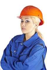 Fröhliche Handwerkerin mit Blaumann und rotem Bauhelm