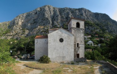 Fototapeta na wymiar church in the village Lokva Rogoznica