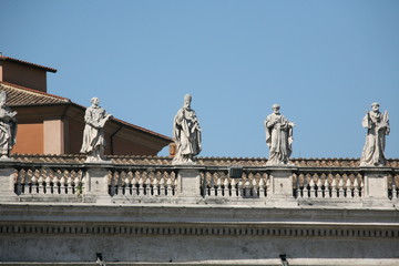 Fototapeta na wymiar Posągi wieńczące kolumnadę św Rzymie