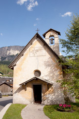 Fototapeta na wymiar small old catholic church in cortina d'ampezzo