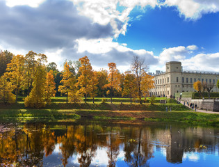Fototapeta na wymiar Saint-Petersburg.Gatchina.Autumn in palace park