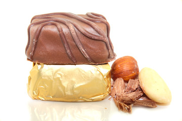 Praline schokolade mit Nuss und Madel isoliert