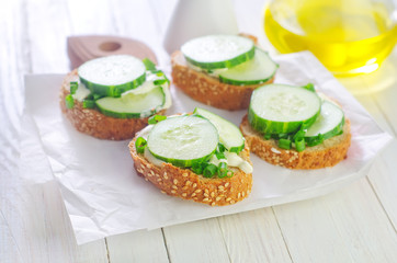 bread with cucumber