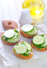 bread with cucumber