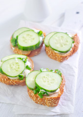 bread with cucumber