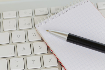 Teclado, bloc y bol&iacute;grafo