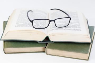 Libros y gafas