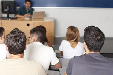 Studenten im Hörsaal von hinten