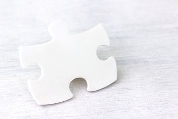 Puzzleteil neutral auf Holz