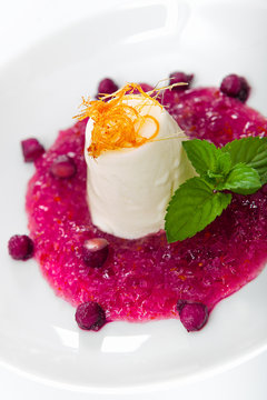 gelierte holunderlimonade mit schmandcreme und apfelperlen