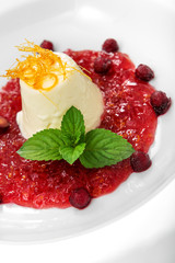 gelierte holunderlimonade mit schmandcreme und apfelperlen