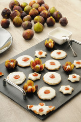 Antipasti di tartine al formaggio e marmellata di fichi