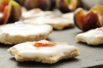 Antipasti di tartine al formaggio e marmellata di fichi