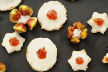 Antipasti di tartine al formaggio e marmellata di fichi