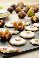 Antipasti di tartine al formaggio e marmellata di fichi