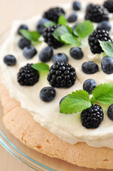 Pavlova mit Brombeeren und Heidelbeeren