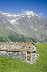 Fototapeta na wymiar dom z kamienia w Alpach Dolina Aosty Włochy