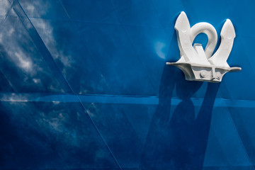 Ancora bianca su nave blu
