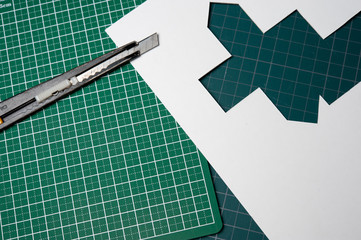 カッターと下敷き