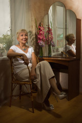 Obraz premium Senior woman in a boudoir
