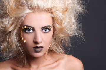 Fototapeta premium bliska portret kobiety blondie z kreatywnych uczesania