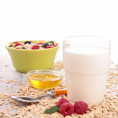 Obraz na płótnie Canvas glass of milk and cereal