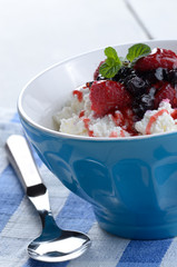 Cottage cheese with raspberries and blueberries