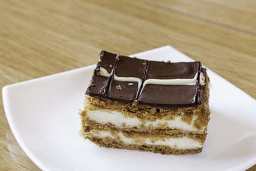 pastel casero de hojaldre, nata y chocolate