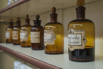 Estantes de una farmacia antigua