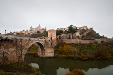 Fototapeta premium Toledo city view, with the castle and river bridge. Spain