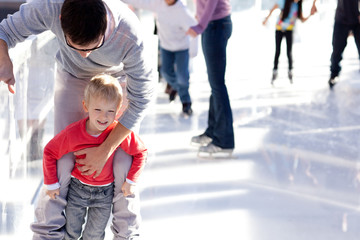 Obraz premium family ice skating