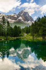 Fototapeta na wymiar Szczyt Matterhorn i Blue Lake, Dolina Aosty