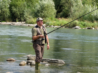 pescatore in riva al fiume © Lsantilli