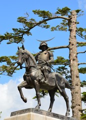 Fototapeta na wymiar 松の木と伊達政宗騎馬像