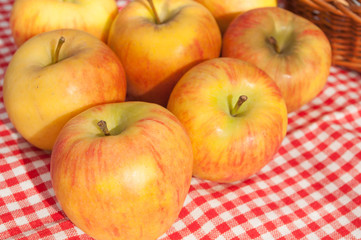  Apples