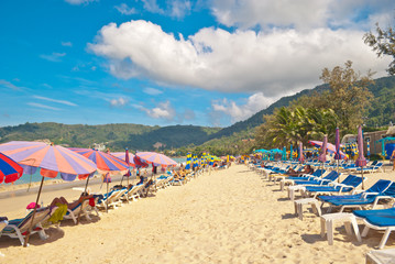 Fototapeta na wymiar Piękna plaża na plaży Patong, Phuket, Tajlandia