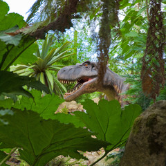 Dinausore dans la forêt