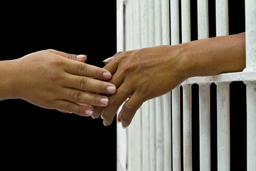 His wife convinces her husband trapped in a prison