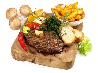 Steak mit Kartoffelecken und Gemüse