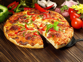 Amerikanische Pizza - Stück mit Zutaten