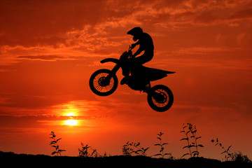 Motocross im Sonnenuntergang
