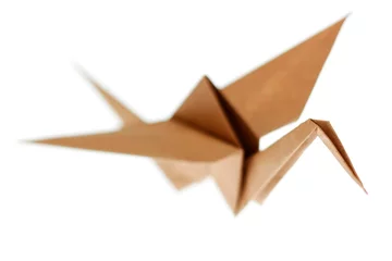 Crédence de cuisine en verre imprimé Animaux géométriques Oiseau grue en origami fabriqué à partir de papier recyclé brun. Isolé sur wh